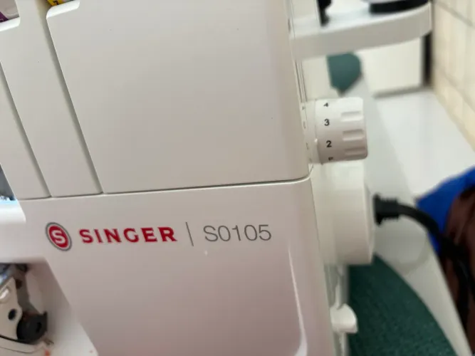 Máquina de overlock doméstica Singer S0105, cor branca