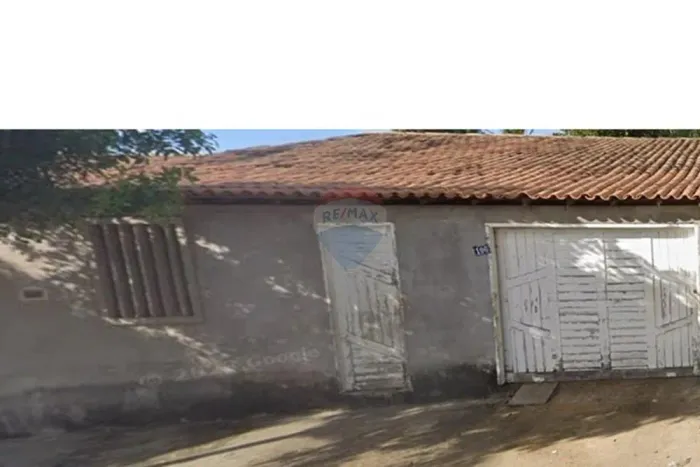 Casa à Venda no Centro de Poções - BA