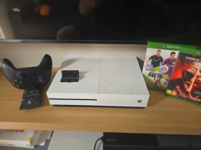 Xbox one, 1 controle com 2bateria e suporte carregador mais 2 jogos 