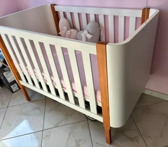 Berço com colchão para bebê