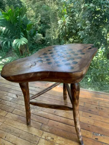 Tabuleiro de xadres em mesa tronco de madeira
