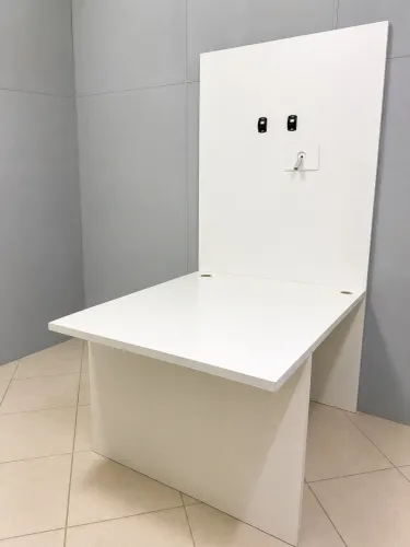 Mesa de Escritório com Painel para TV e Passa-Fios