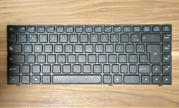 Teclado para Notebook Positivo Part Number MP-09N78PA-F51C Com Moldura ABNT2 Preto
