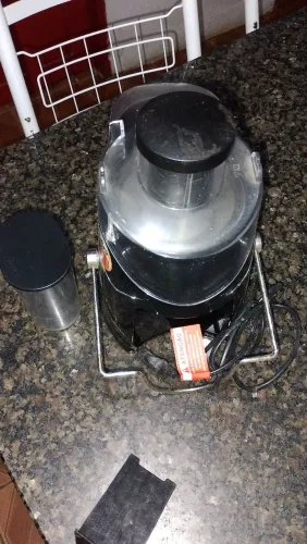 Vende se uma espremedor de frutas