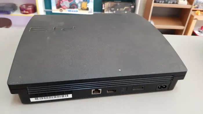 PS3 SLIM - SÓ CONSOLE - SEM ACESSÓRIOS - SEM HD - COM DEFEITO - VENDA NO ESTADO - LIGANDO