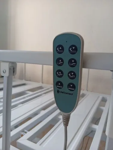 Cama hospitalar eletrônica com controle mais colchão azul. Com nota fiscal bem conservada.
