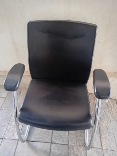 Poltronas estofadas em couro