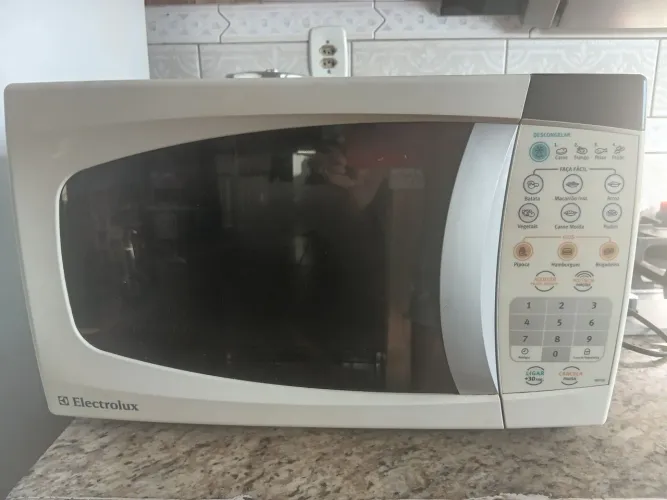 MICRO-ONDAS ELECTROLUX 18 LITROS MUITO BOM