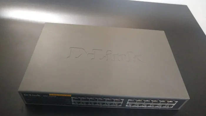 Switch D-Link DES-1024D. 