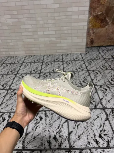 ASICS Novablast 4 - Impecável, Apenas 6km de uso! (Tam. 41)