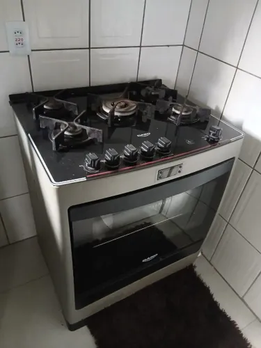 1 fogão 5 bocas 1 estante com várias prateleiras. 1 micro-ondas espelhado. 1 balcão 1 exp