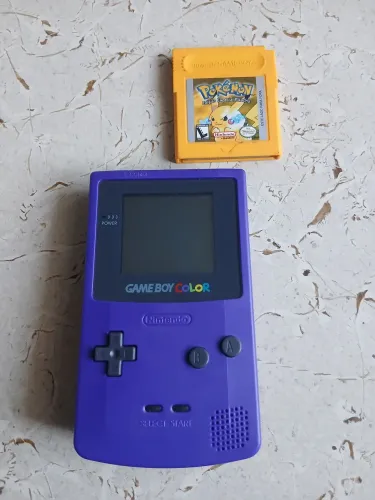 Gameboy Color com fita Pokemon Yellow Nintendo