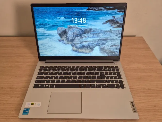 IdeaPad 1i Intel Core i3-1215U 8GB 256GB SSD Windows 11 Home 15,6" HD