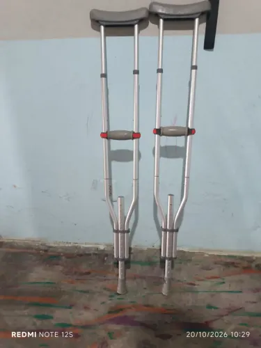 Muletas regulável semi-nova