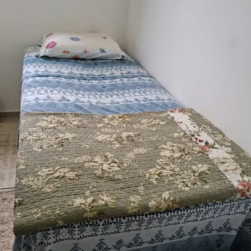 2 Camas de Solteiro com Baú