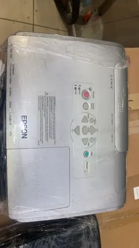 PROJETOR EPSON EMP-S4 Power Lite S4 1800 ANSI lúmens Sem controle Semi novo