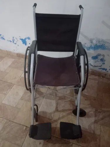 Cadeira de rodas, semi nova.