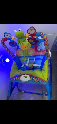Vendo cadeirinha de balanço que vibra e canta