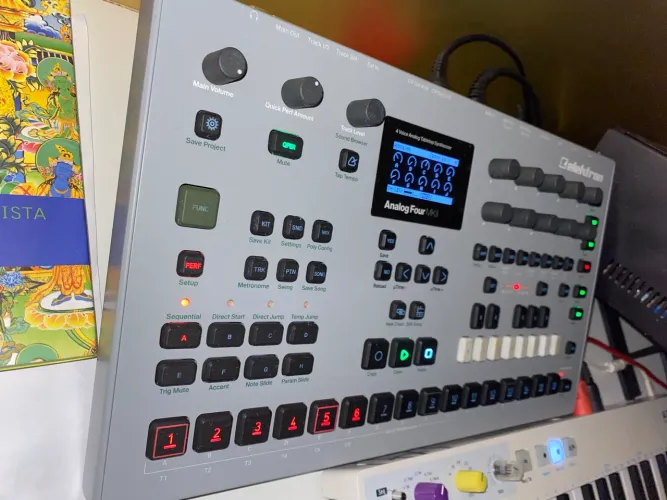 Sintetizador Elektron Analog 4