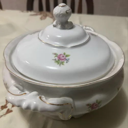 Sopeira Clássica Porcelana Schmidt com delicado padrão floral e frisos dourados