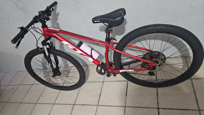 Freios hidráulico, suspensão com trava e 12 velocidades