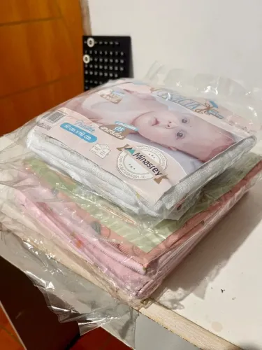 Itens de bebê menina (fraldas e cueiros)