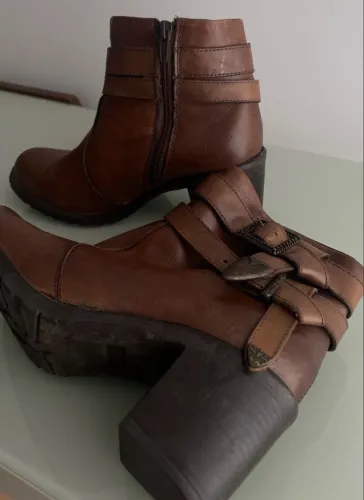 bota marrom, detalhes em fivela, sonho dos pés, tamanho 36, cor havana