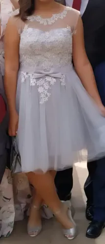 Vestido prateado claro de festa