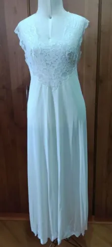 Conjunto de camisola e penhoar italianos feito em renda vintage
