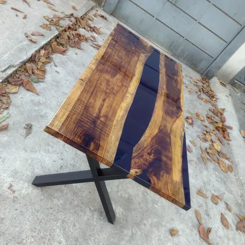 Mesa resinada em madeira maçiça 