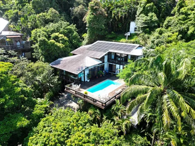 Casa clássica no Itanhangá com vista para Barra da Tijuca em 810m² de terreno com 450m² de