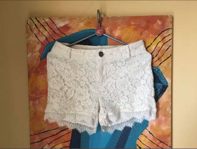Short Feminino Casual em Renda Arestta 