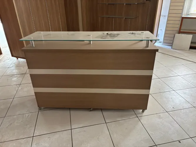 Balcão Comercial Elegante com Vidro