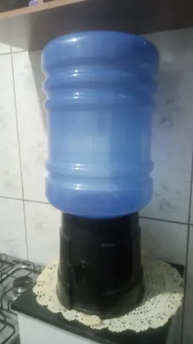 Suporte e galão de água