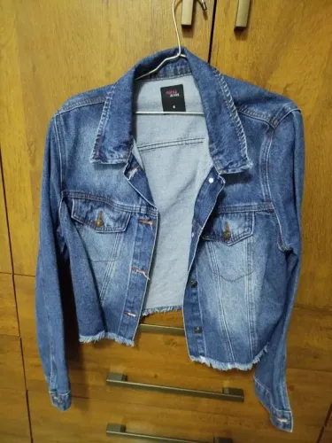Jaqueta feminina jeans barra desfiada 