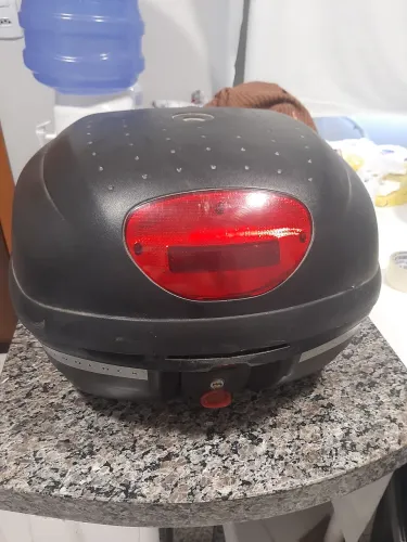 Vendo Baú 32 litros merca Givi, em bom estado. 