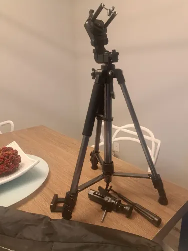 Tripé celular e máquina fotográfica