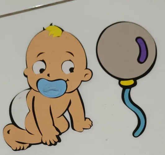 Bebê com balão em EVA por 20 reais.