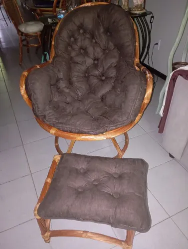 Poltrona giratória de Rattan com Puff