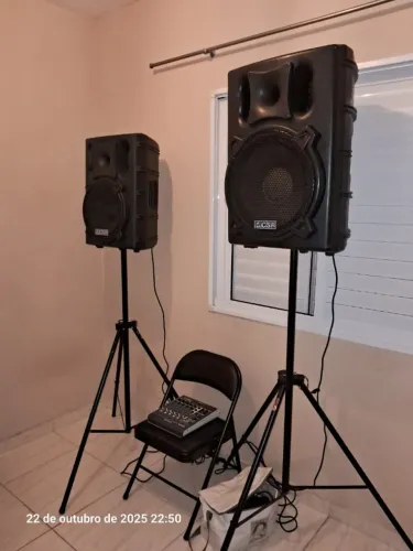 CONJUNTO DE SOM PROFISSIONAL CSR (2 CAIXAS, PEDESTAL, MESA 8 CANAIS, CABOS).