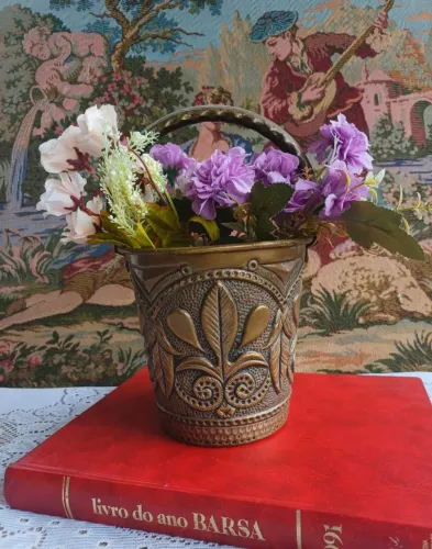 Balde ou Floreira em latão com detalhes em relevo - peça única