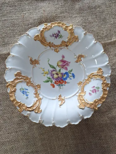 Prato Antigo de Porcelana Meissen com Detalhes Dourados e Flores