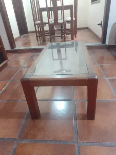 Mesa de centro com tampo de vidro 8 mm toda em cerejeira maciça.
