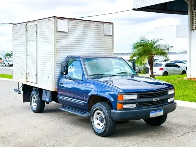 VENDE-SE CAMINHÃO COM CARROCERIA BÁU / CAMINHÃO 3/4 - PRONTO PARA TRABALHAR
