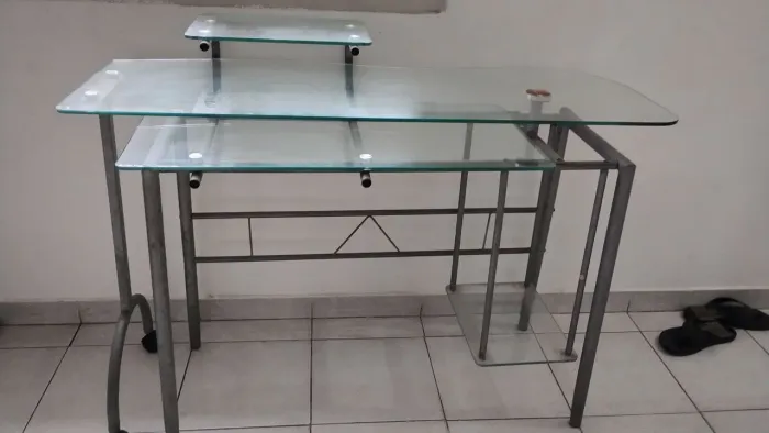 Mesa de Escritório de Vidro com Estrutura de Metal