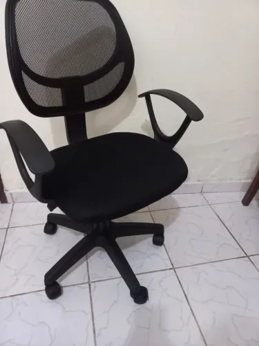 Cadeira de escritório giratória preta