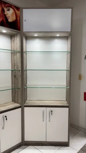 Móvel Planejado com portas e divisórias em vidro temperado