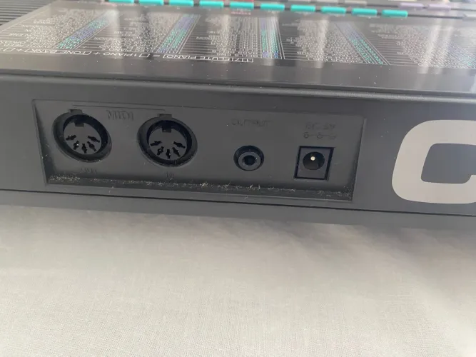 Teclado Casio com MIDI In/Out e Saída de Áudio