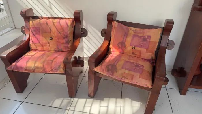 Jogo de poltronas com aparador 