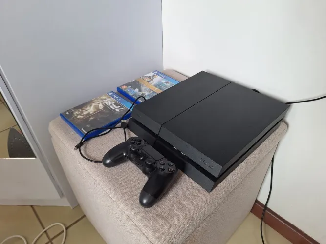 PS4 COM 1 CONTROLE E 3 JOGOS